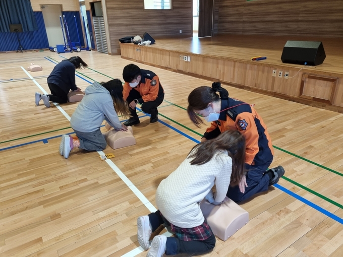 시흥소방서는 응급처치의 중요성을 알리고 위급시 대처 능력 향상을 위한 응급처치 집중 홍보기간을 운영한다.(사진=시흥소방서 제공)