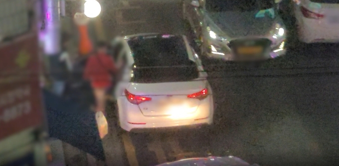 지난 3월20일 화성 발안 시내에서 외국인 근로자가 불법 운송행위를 하는 자가용 차량에 탑승하는 모습. (사진=경기남부경찰청 제공 영상 갈무리)