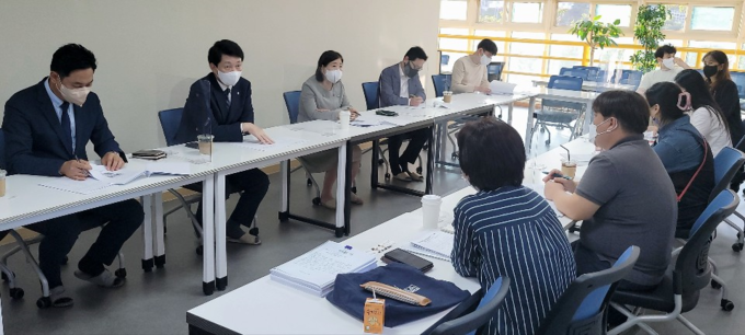 김민철(민주·의정부시을)의원(맨 왼쪽에서 두번째)은 지난 21일 송산3동 송양유치원을 찾아 지식산업센터 건설 추진 관련 지역 주민들의 의견을 경청하고 있다. (사진=김민철 의원실 제공)