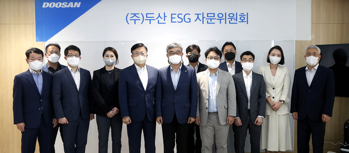22일, 서울 동대문 두산타워에서 ‘제1차 ㈜두산 ESG 자문위원회’가 개최됐다. ㈜두산 문홍성 사장(왼쪽 다섯째)을 비롯해 안완기 ESG자문위원장(왼쪽 여섯째), 자문위원 및 임직원들이 위촉식을 마치고 기념촬영을 하고 있다. (사진=두산 제공)