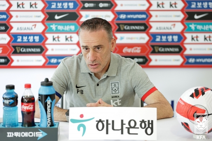 한국 남자 축구대표팀을 이끄는 파울루 벤투 감독이 코스타리카와 평가전을 하루 앞둔 22일 온라인으로 진행된 기자회견을 하고 있다. (사진=대한축구협회 제공)