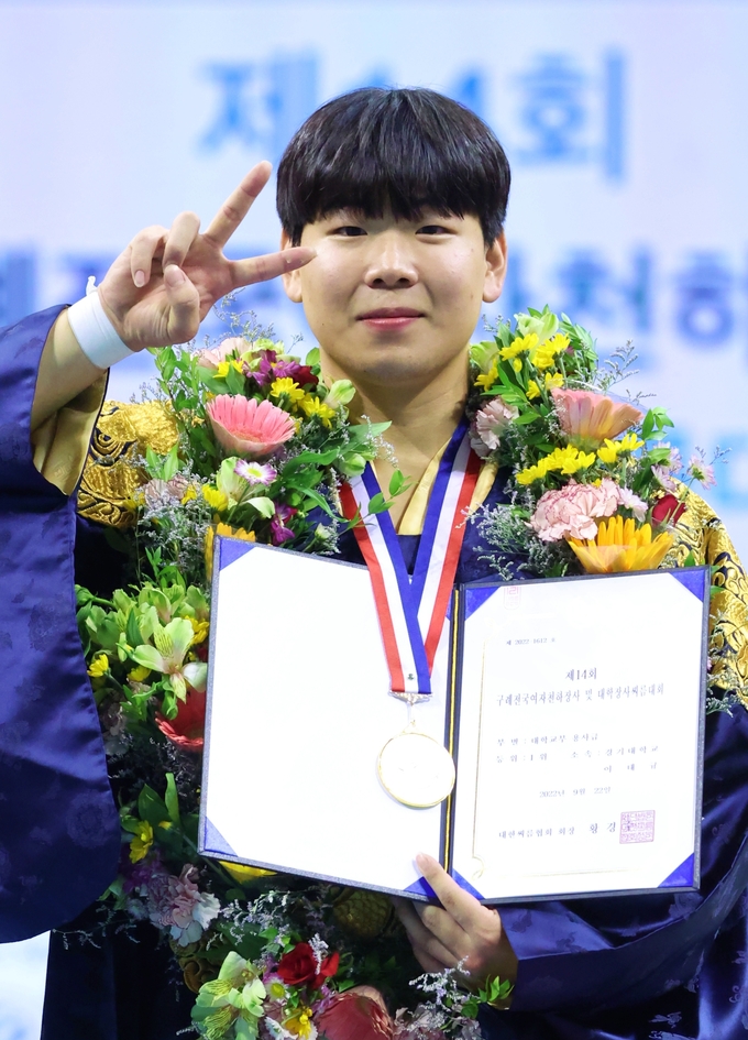 22일 전남 구례군 구례실내체육관에서 열린 제14회 구례대학장사씨름대회에서 대학부 개인전 용사급 우승자 이태규(경기대)가 기념사진을 찍고 있다. (사진=대한씨름협회 제공)