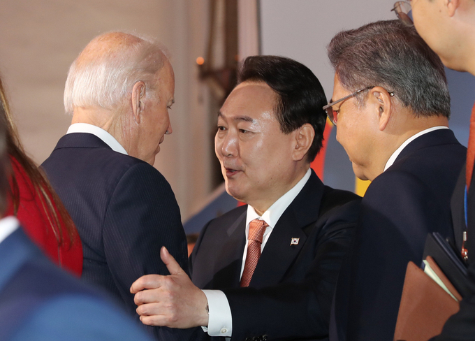 윤석열 대통령과 조 바이든 미국 대통령이 21일(현지시간) 미국 뉴욕 한 빌딩에서 열린 글로벌펀드 제7차 재정공약회의를 마친 뒤 대화를 나누고 있다. (사진=연합뉴스 제공)