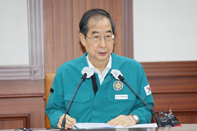 한덕수 국무총리가 23일 정부서울청사에서 열린 코로나19 대응 중앙재난안전대책본부 회의를 주재하고 있다. (사진=연합뉴스 제공)