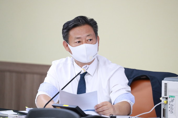 구리시의회 2022년 행정사무감사에서 신동화의원이 발언하고 있다. (사진=구리시의회)
