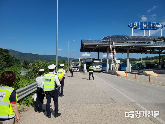 합동 단속반이 신북 톨게이트에서 화물차 불법개조 차량을 단속하고 있다. (사진=포천시 제공)