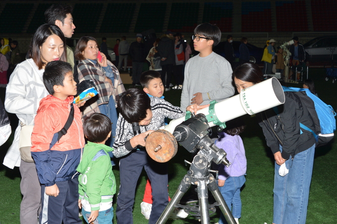 ‘2022년 제19회 동두천 청소년 별자리 과학축제’가 오는 10월 1일 11시부터 22시까지 동두천종합운동장에서 개최된다.(사진=동두천시 제공)