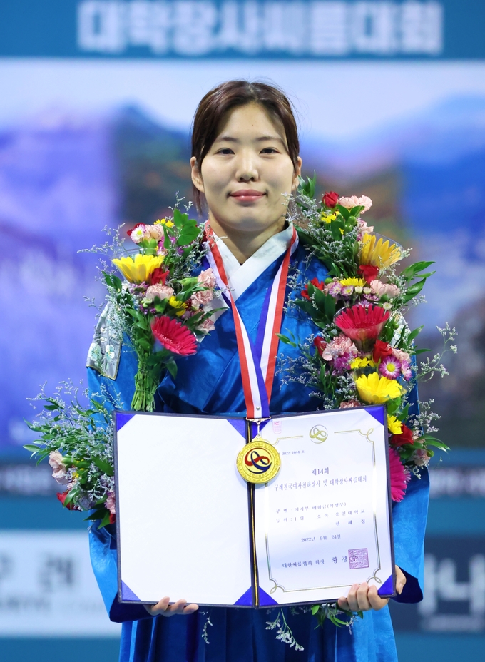 24일 전남 구례군 구례실내체육관에서 열린 제14회 구례전국여자천하장사씨름대회 학생부 개인전 매화급(60㎏급)에서 우승을 차지한 한혜정(용인대)이 기념사진을 찍고 있다. (사진=대한씨름협회 제공)