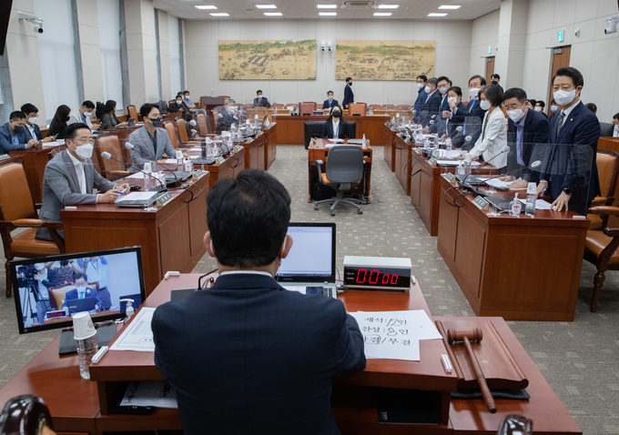 23일 오전 서울 여의도 국회에서 열린 교육위원회 전체회의에서 '2022년도 국정감사 증인 등 출석요구의 건'이 더불어민주당 의원들의 기립표결로 통과되고 있다. (사진=국회사진기자단/연합뉴스)