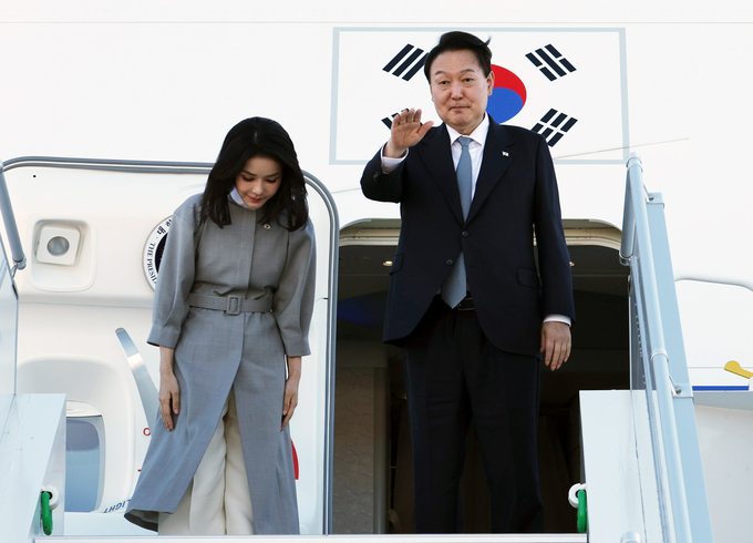 윤석열 대통령과 김건희 여사가 영국ㆍ미국ㆍ캐나다 순방을 마치고 23일(현지시간) 캐나다 오타와 국제공항에서 공군 1호기에 올라 환송인사들에게 손을 들어 인사하고 있다. (사진=연합뉴스/자료사진)