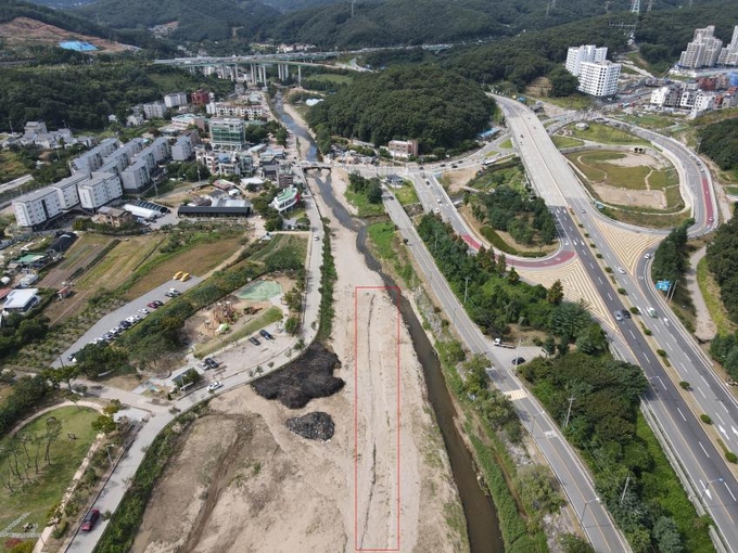 낙생저수지 상류 퇴적토 사이에 생긴 수로(빨간색) (사진=연합뉴스)