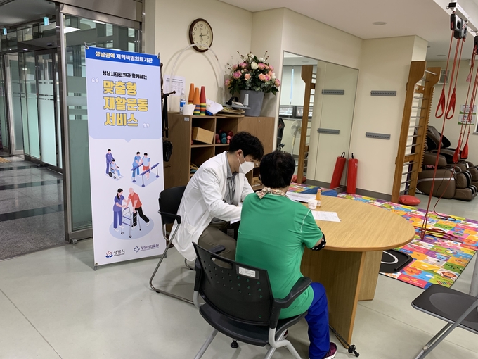 재활의학과 홍지성 전문의가 맞춤형 재활운동에 관해 상담을 진행하고 있다. (사진=성남시의료원 제공)