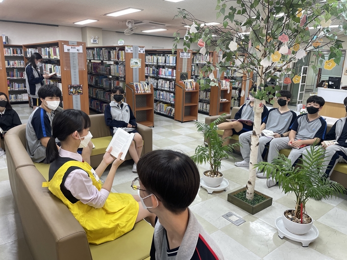  수푸르지 도서관 동아리 ‘도담도담’이 ‘책 읽어준 day 아침독서’ 행사를 진행하고 있다.