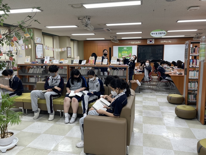  안양임곡중학교 학생들은 쉬는 시간마다 도서관을 방문해 독서 시간을 갖는다. (사진=안양임곡중학교 제공)