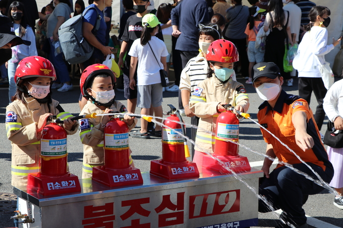 의왕소방서(서장 홍성길)가 지난 24일부터 이틀간 개최된 제18회 의왕백운호수 축제 행사에서 119안전체험마당을 운영했다.(사진=의왕소방서 제공)