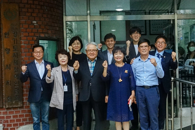 안양시의회 보사환경위원회가 경기도농아인협회 안양지회에서 간담회를 갖고 관계자들과 기념사진을 찍고 있다.(사진=안양시의회 제공)
