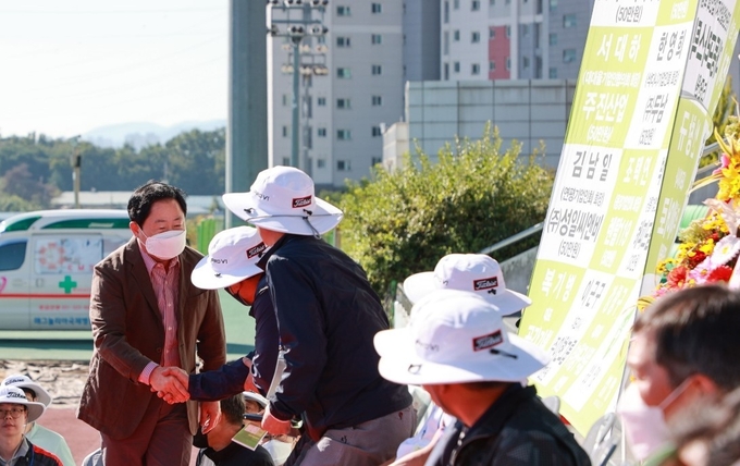 남양주기업체족구연합회가 개최한 ‘남양주시장배 기업체 한마음 족구대회’가 24일 3년만에 열려 2천여 명의 근로자와 가족이 참석한 가운데 성황리에 개최됐다. 사진은 주광덕 시장이 행사 관계자들과 인사를 나누고 있는 모습. (사진=남양주시 제공)