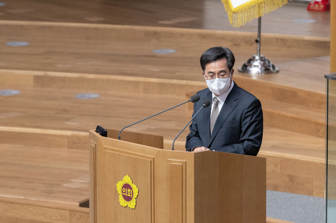 김동연 경기도지사는 지난 22일 경기도의회 제363회 임시회 본회의 도정질의 답변에서 “더 많은 기회와 더 고른 기회를 만든다는 측면에서 기회소득 개념을 도입하려 한다”며 “이는 사회에서 가치를 창출하지만 보상받지 못하는 이들에게 일정 기간 소득 보전 기회를 드리는 것”이라고 말했다. (사진=경기도 제공)