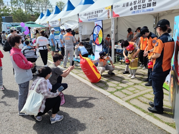 시흥소방서는 지난 23일부터 25일까지 3일간 시흥생태공원서 열린 시흥갯골축제에서 119안전체험장을 운영해 시민들로부터 큰 호흥을 얻었다고 밝혔다.(사진=시흥소방서 제공)