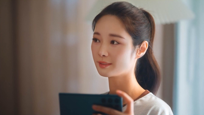가상인간 나수아가 등장하는 SKT의 ‘에이닷티비(A. tv)’ 광고 컷. (사진=SK텔레콤 제공)