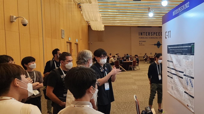 네이버 연구진이 ‘인터스피치(Interspeech) 2022’ 학회에서 포스터 논문을 발표하고 있다. (사진=네이버 제공)