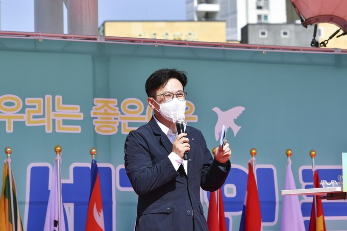 세계인 큰 잔치 행사에서 김병수 시장이 인사말을 하고 있다. 김포시청제공