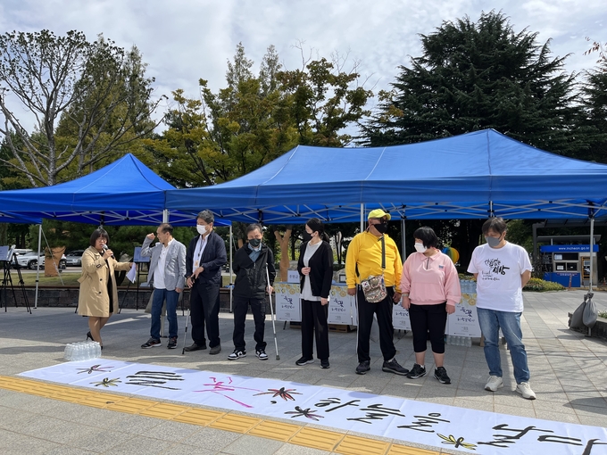 왼쪽 두 번째부터 한명준, 이종진, 박시운, 김비주, 문명규, 김민주 작가, 고천성 강사. ( 사진 = 김샛별 기자 )