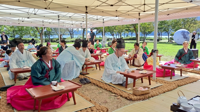 주한 미국 대사관, 주한 베트남 대사관, 스웨덴 상공회의소의 관계자를 비롯해 가족 약 20명은 정약용문화제에 참여해 한국의 전통문화를 체험하며 의미 있는 시간을 보냈다.(사진=남양주시)