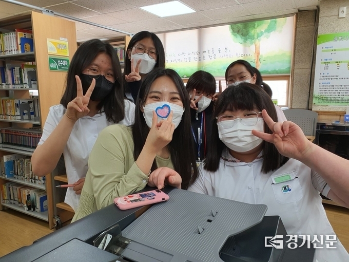  남양주풍양중학교 학생들과 교사가 ‘싹쓰리 신간도서 이벤트’에 참여해 만든 레진아트를 선보이고 있다. (사진=남양주풍양중학교 제공)