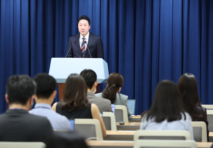 이재명 대통령실 부대변인이 26일 오후 서울 용산 대통령실 청사에서 현안 관련 브리핑을 하고 있다. (사진=연합뉴스 제공)