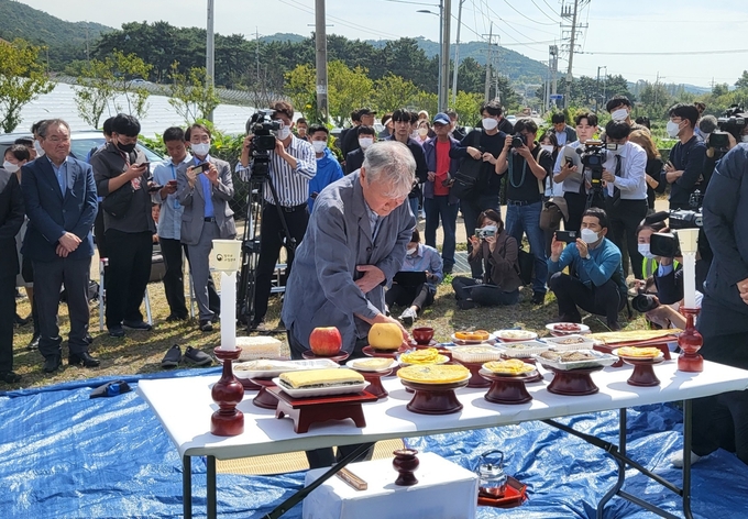 김훈 작가는 “도심에서 가까운 공간에 그런 시설을 차리고 수십 년을 야만적 행위를 자행했다는 사실이 놀라운 일”이라며 “과거의 악과 화해하는 일은 매우 어려운 일이다. 그걸 가능하게 하려면 오직 사실의 바탕 위에서만 화해가 가능할 것”이라고 강조했다. (사진=김혜진 기자)
