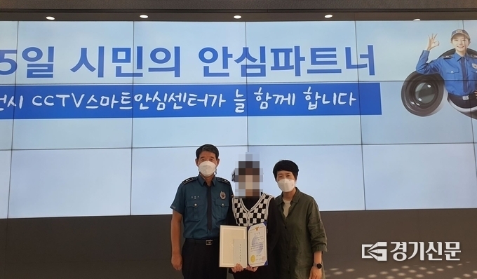 포천시 CCTV스마트안심센터 관제요원 A씨가 오토바이 특수절도범을 조기 검거하는데 기여한 공로로 포천경찰서장 감사장을 받았다. (사진=포천시 제공)