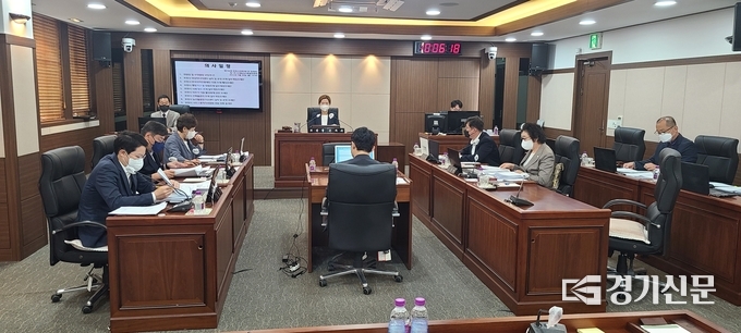 포천시의회 3층 위원회 회의실에서 제166회 정기회 조례등심사특별위원회가 열리고 있다. 위원장은 손세화 의원, 부위원장은 안애경 의원이다. (사진=문석완 기자)
