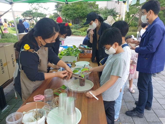 광명시 그린에너지마을로 선정된 광명역푸르지오아파트에서는 지난 24일 아나바다 축제와 함께 그린에너지마을 사업이 펼쳐져 주민들의 큰 호응을 얻었다.(사진=광명시 제공)