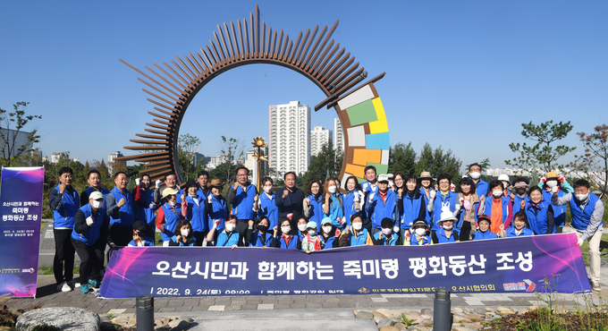 민주평화통일자문회의 오산시협의회가 죽미령 평화공원 일대에서 이권재 오산시장, 자문위원, 북한이탈주민, 오산시민 등 100여 명이 참석해 나무와 야생화 등을 심으며 한반도 평화를 바라는 죽미령 평화동산 조성후 기념촬영을 하고 있다.(사진=오산시 제공)