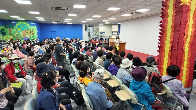 군포경찰서가 일자리창출 어르신 대상으로 교통안전교육을 진행하고 있다 .(사진 = 군포경찰서 제공)