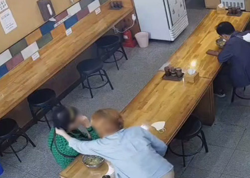  지난 21일 인천의 한 식당서 손님이 음식에 머리카락을 넣고 환불을 받았다. (사진=연합뉴스 제공)