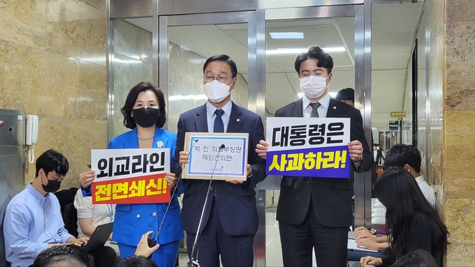 더불어민주당은 27일 오후 국회에서 의원총회를 열고 박진 외교부장관에 대한 해임건의안을 당론으로 채택, 국회 의안과에 제출했다. (사진=김한별 기자)