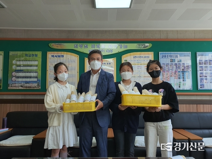 양주시 남면초등학교는 천연 수세미를 재배해 얻은 수익금 전액을 환경단체에 기부한다. (사진=남면초 제공)