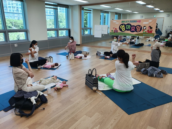구리시는 28일부터 10월 26일까지 첫아기를 출산한 산모를 대상으로 육아 역량 강화를 위한 ‘엄마 모임’ 프로그램을 운영한다. (사진=구리시 제공)