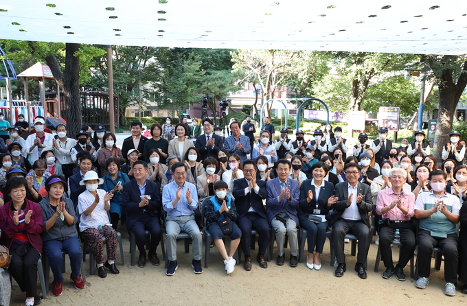 김동연 경기도지사가 27일 안양시 만안구 안양4동 밤동산 공원에서 첫 번째 ‘민생현장 맞손토크’에 참석해 주민들의 의견에 답했다. (사진=경기도 제공)