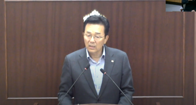 지난 14일 연수구의회 250회 정례회에서 이재호 연수구청장이 발언하고 있다. ( 사진 = 연수구의회 영상 갈무리 )