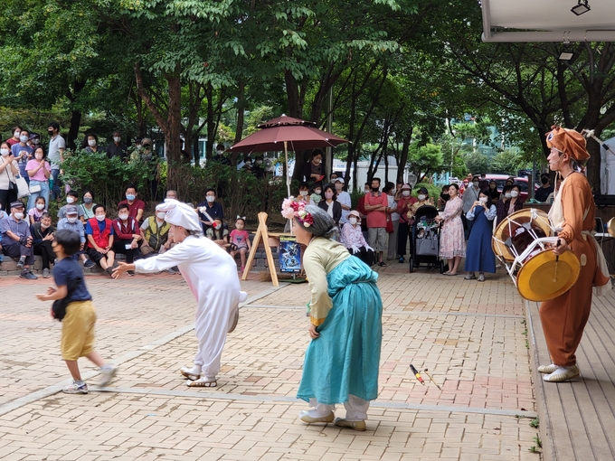 축제에 앞서 지난 3일 잔치마당 소속 단원들이 마장공원에서 어린이 국악극을 공연하고 있다. ( 사진 = 부평구 제공 ) 