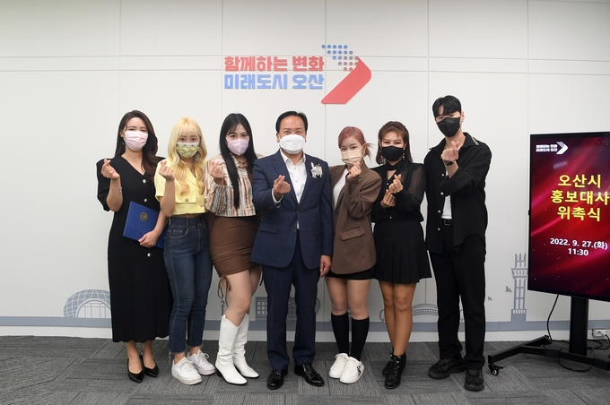 오산시가 지난 27일 트로트 가수 정수빈, 소프라노 김영은 홍보대사로 위촉했다.(사진=오산시 제공)