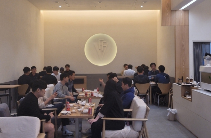 멘토단이 MZ세대 직원들과 영화관람 후 식사를 하고 있다. (사진=성남소방서 제공)