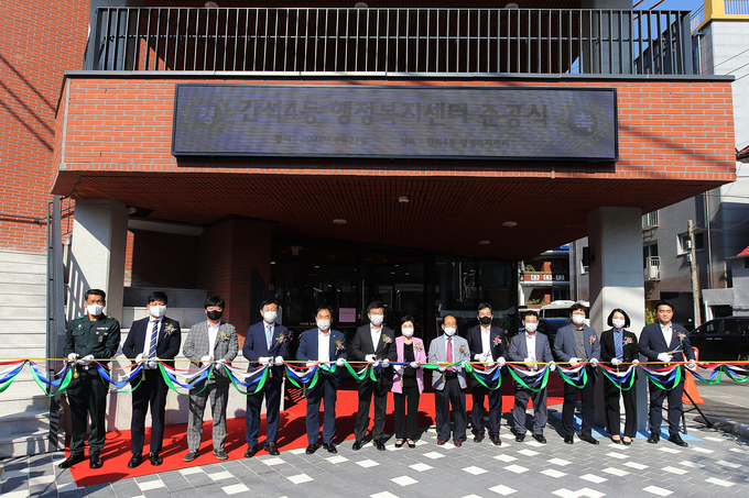 지난 27일 인천 남동구 간석4동 복합청사 준공식에 참석한 박종효 구청장, 오용환 남동구의회 의장 등이 테이프커팅식을 진행하며 기념사진을 찍고 있다. ( 사진 = 남동구 제공 )