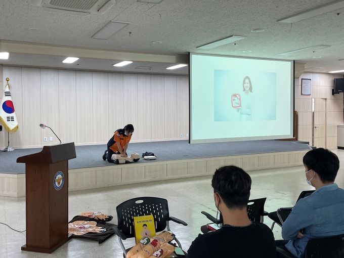 안양소방서가 안양동안경찰서 직원들을 대상으로 응급처치교육을 갖고 있다.(사진=안양소방서 제공) 