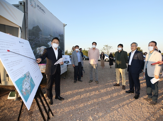 지난 27일 을왕산 IFUS HILL 현장에서 관계자가 참석자에게 사업 추진 사항을 설명하고 있다. ( 사진 = 인천경제청 제공 )