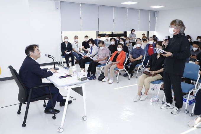 이동환 고양시장이 주민과의 소통간담회를 갖고있다.(사진=고양시 제공)