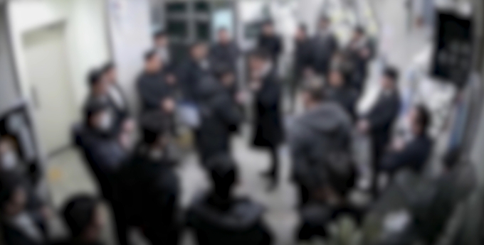 장례식장에 모인 폭력조직 조직원들. (사진=경기남부경찰청 제공 영상 갈무리)